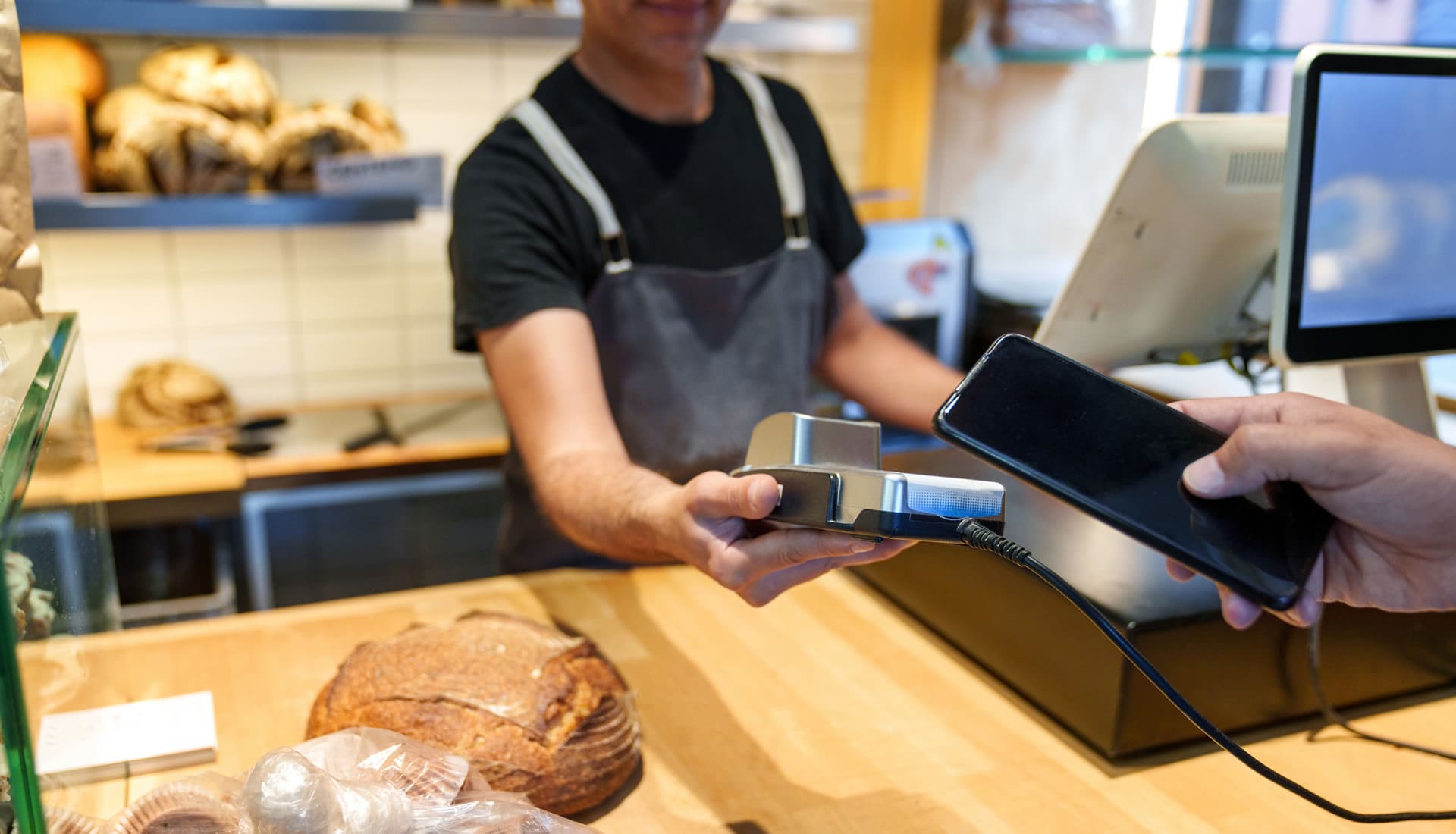 Connected payment device at a retail checkout counter